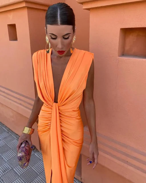 Buste drapé et nœud froncé d'une robe longue orange