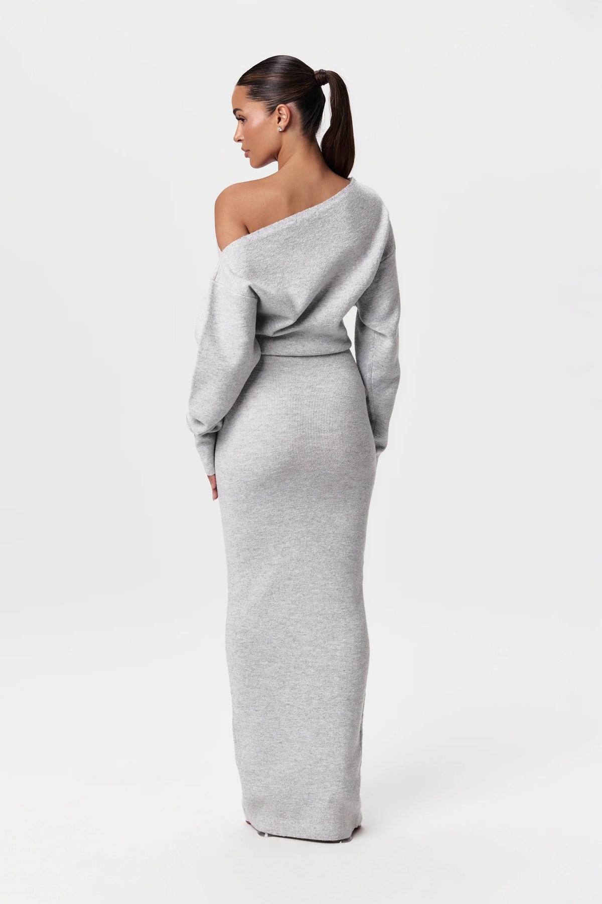 Robe longue épaule dénudée, coloris gris clair, vue de dos