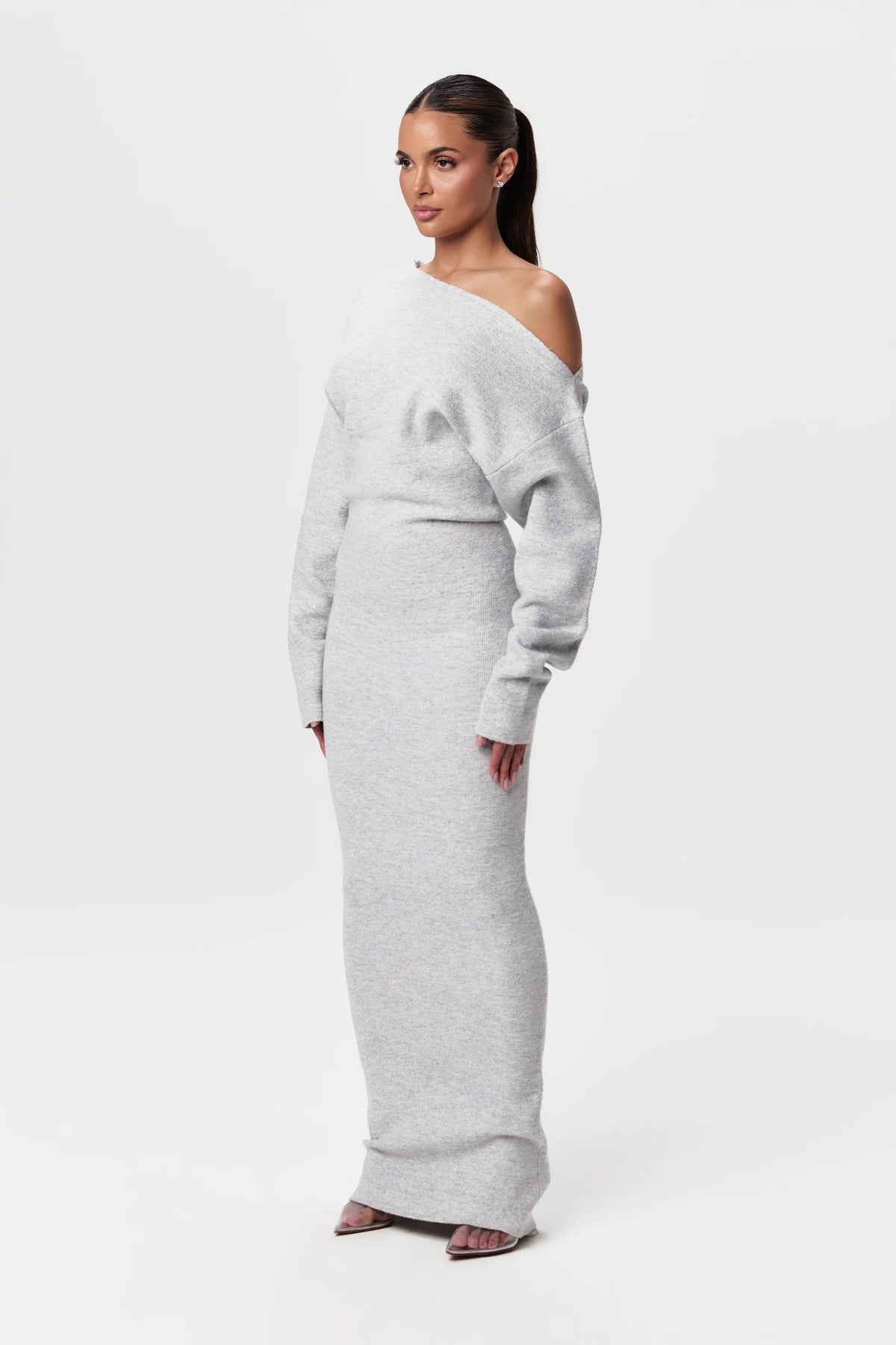 Robe longue épaule dénudée, coloris gris clair, vue de trois quarts