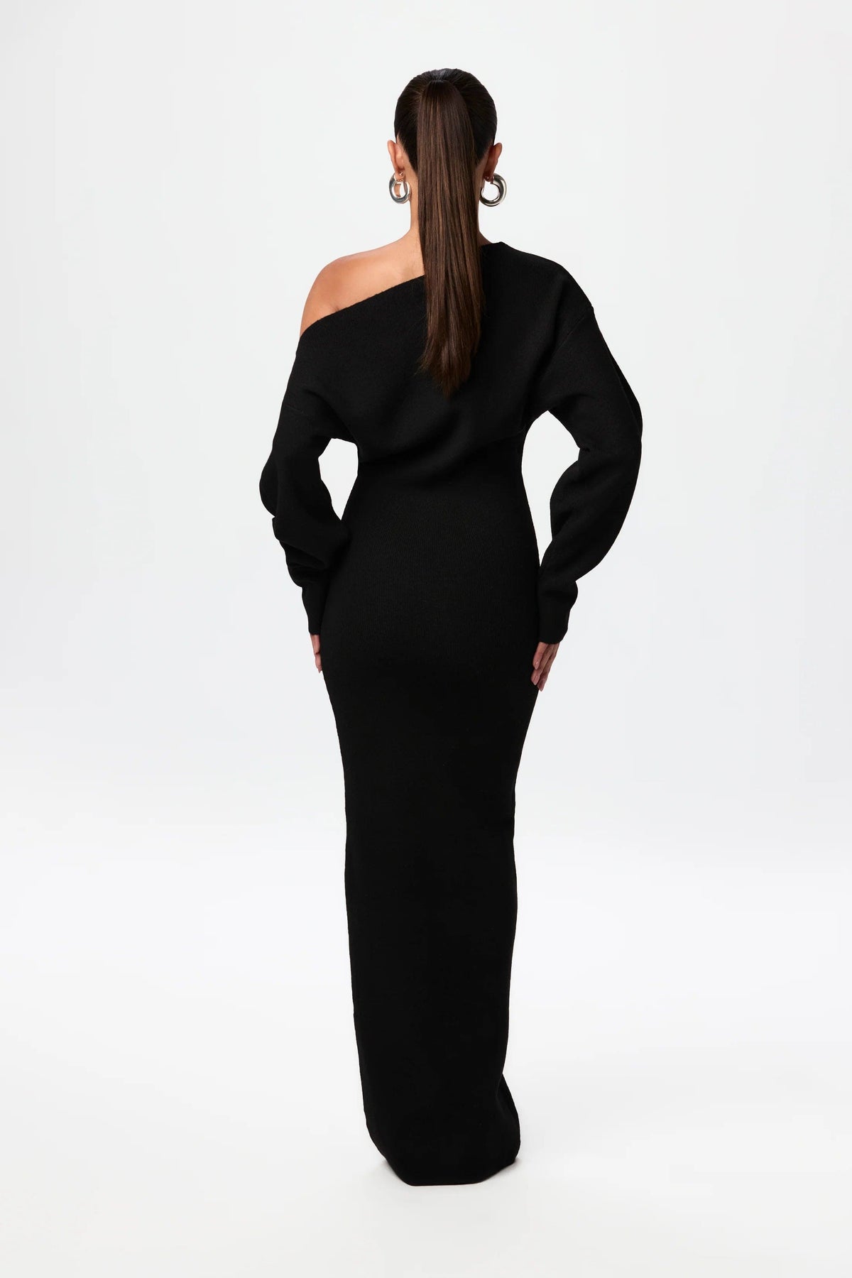 Robe longue épaule dénudée, coloris noir, vue de dos