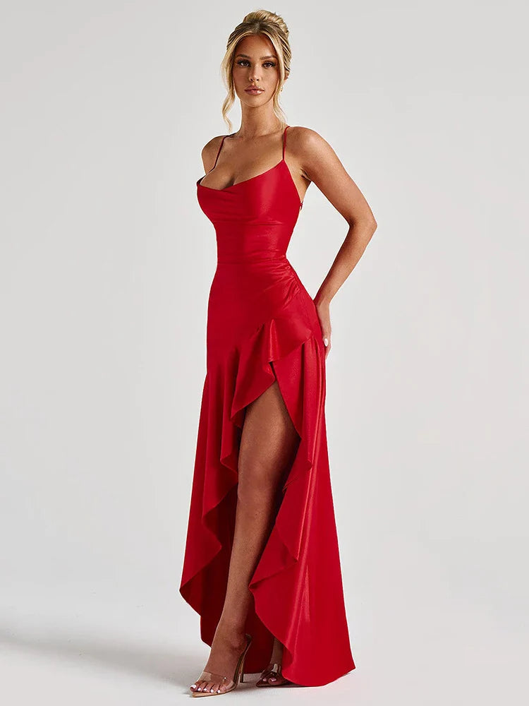 Robe longue rouge à fines bretelles et fente haute