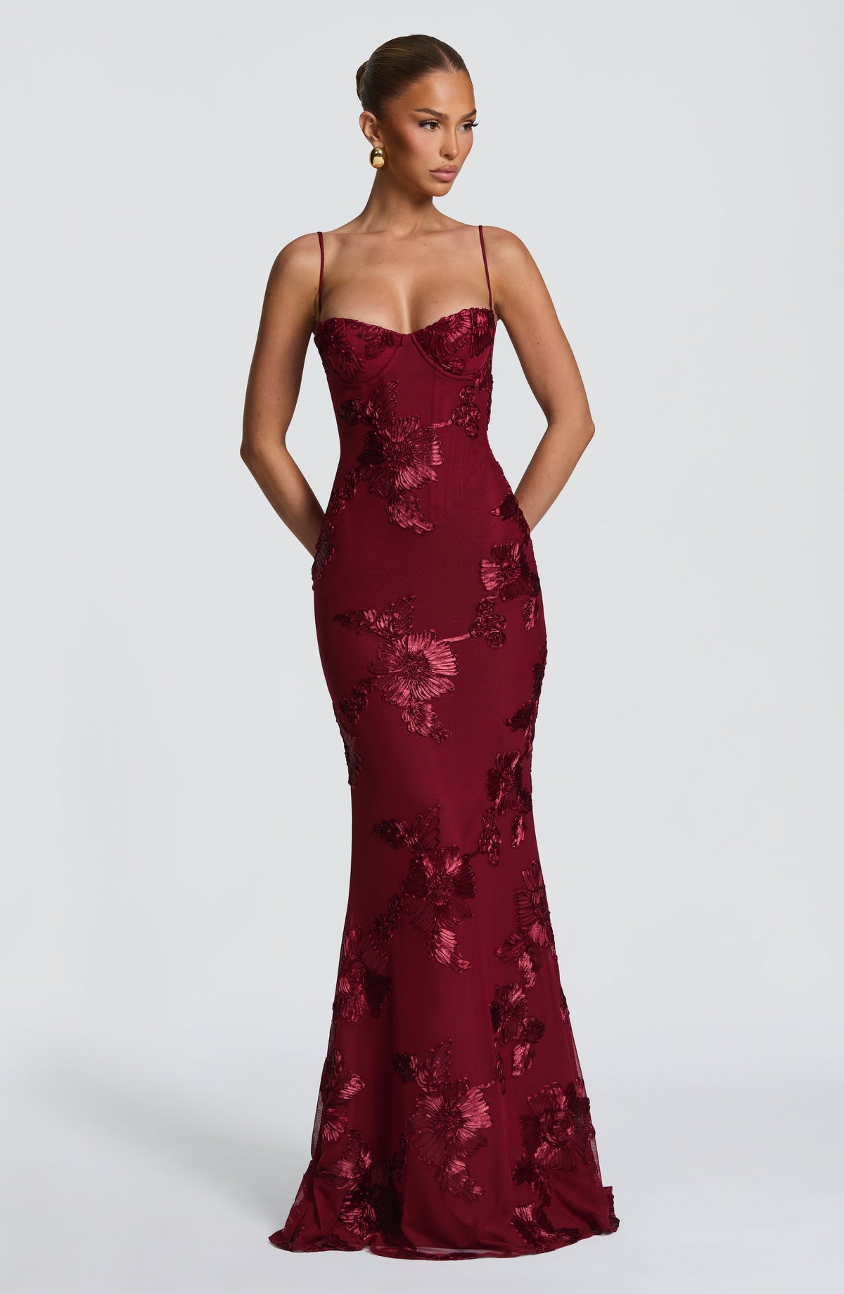 Robe longue fleurie corset, coloris bordeaux, vue de face