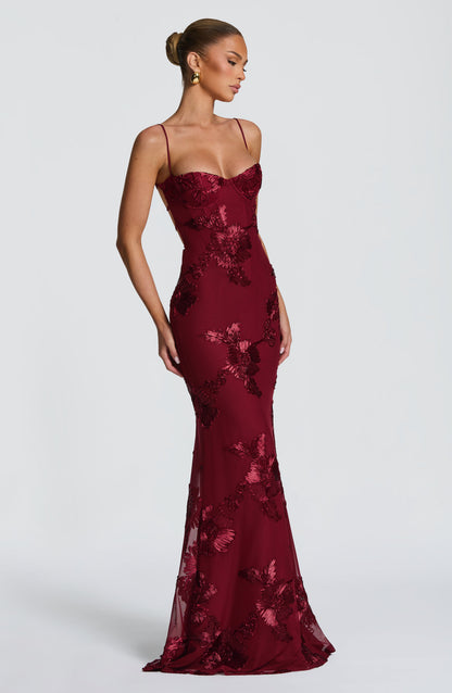 Robe longue fleurie corset, coloris bordeaux, vue de trois quarts