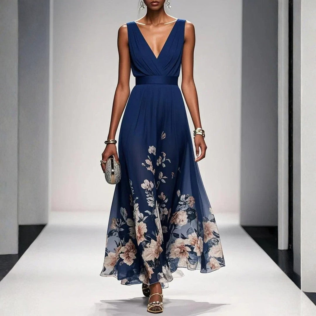 Robe longue à fleurs bleu marine, décolleté en V et ceinture large, portée