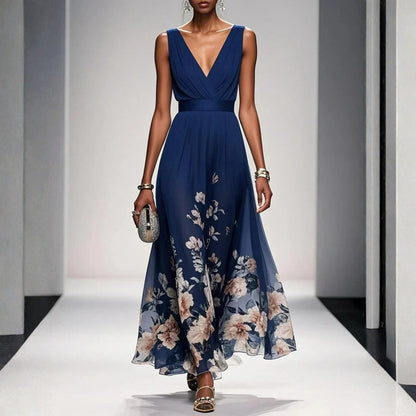 Robe longue à fleurs bleu marine, décolleté en V et ceinture large, portée