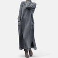 Robe longue en maille grise à col montant et poches, vue de face