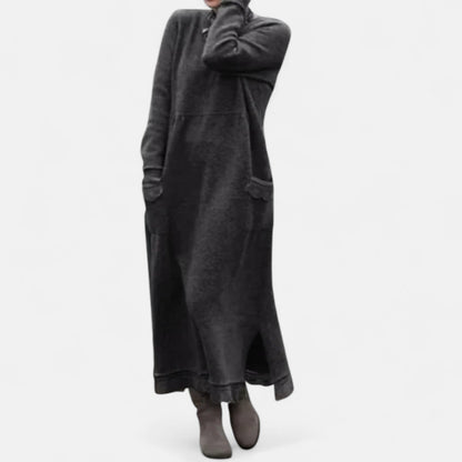 Robe longue en maille gris foncé à col montant et poches