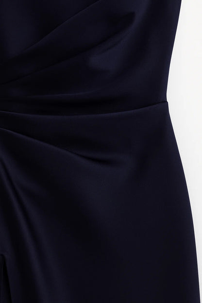 Robe longue une épaule, détail du drapé à la taille