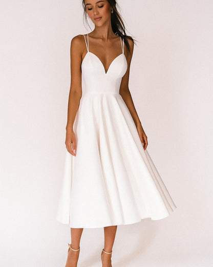 Robe midi blanche à fines bretelles et jupe évasée, vue de face