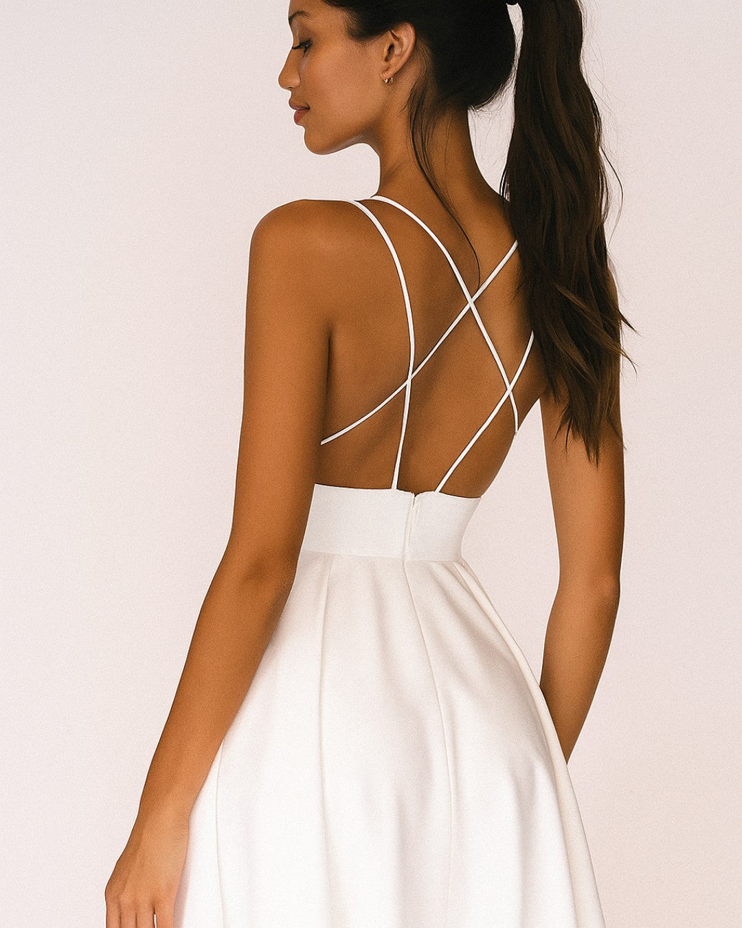 Dos ouvert d'une robe blanche à bretelles croisées