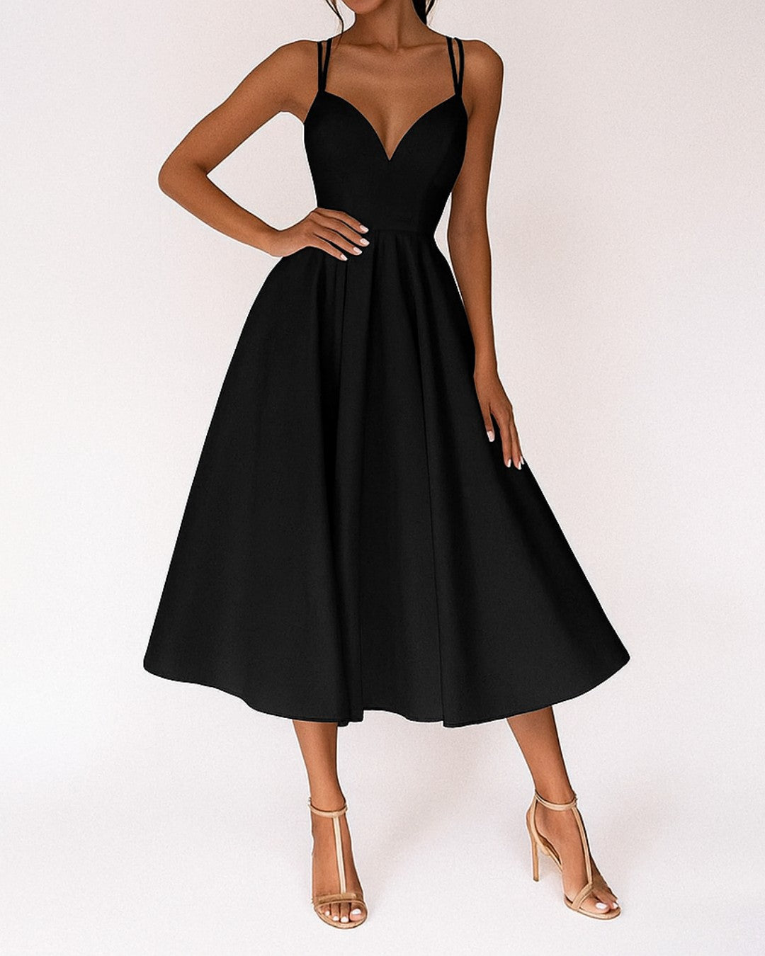 Robe midi noire à bretelles fines portée avec des sandales