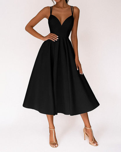 Robe midi noire à bretelles fines portée avec des sandales