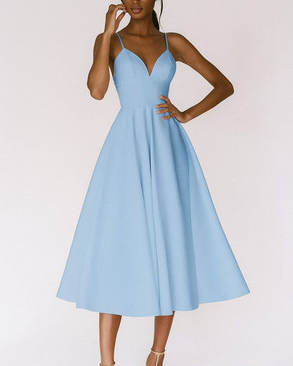 Robe midi bleu ciel à bretelles et jupe évasée, vue de face