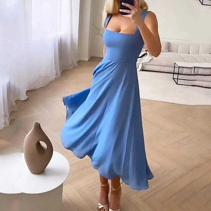 Robe midi bleue à col carré, jupe évasée en mouvement