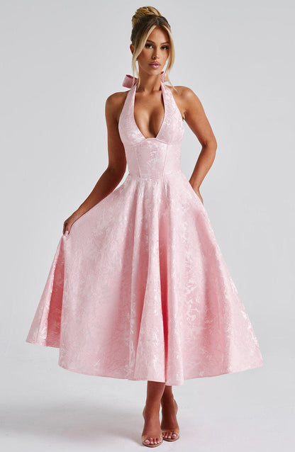 Robe midi dos nu rose pâle, décolleté plongeant et jupe évasée, de face