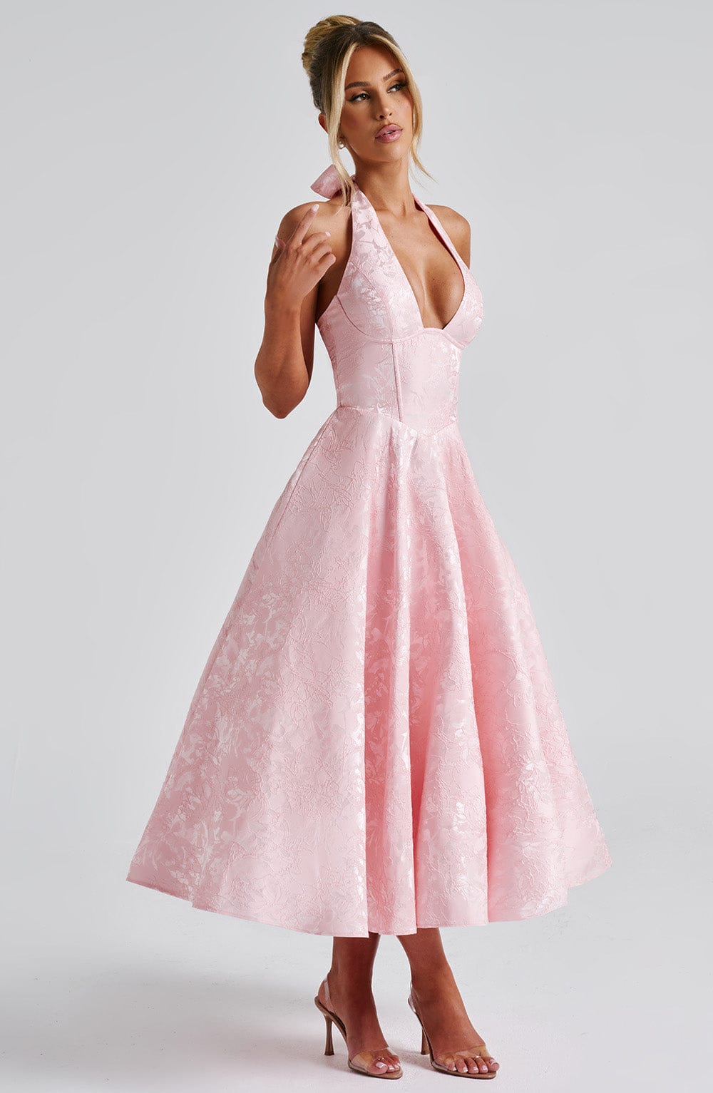 Robe midi dos nu rose pâle, vue de trois quarts