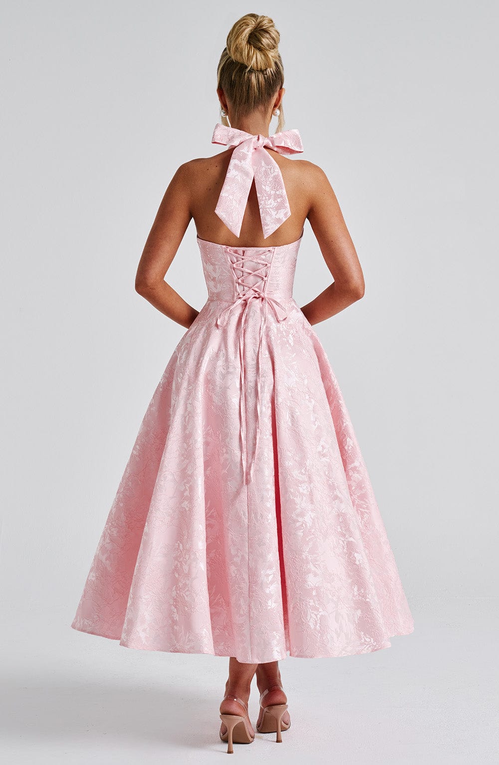 Robe midi rose pâle de dos, nœud à la nuque et laçage croisé