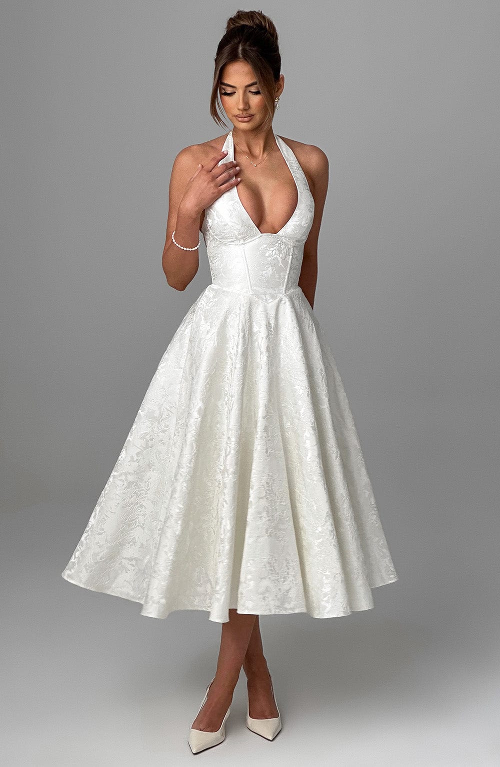 Robe midi dos nu blanche, buste ajusté à coutures, de face