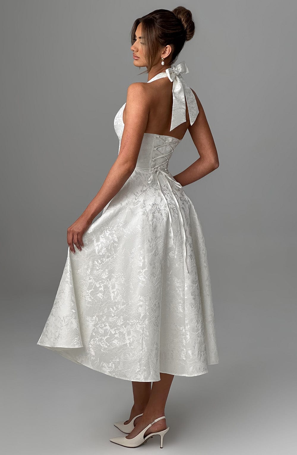 Robe midi blanche de trois quarts dos, nœud à la nuque