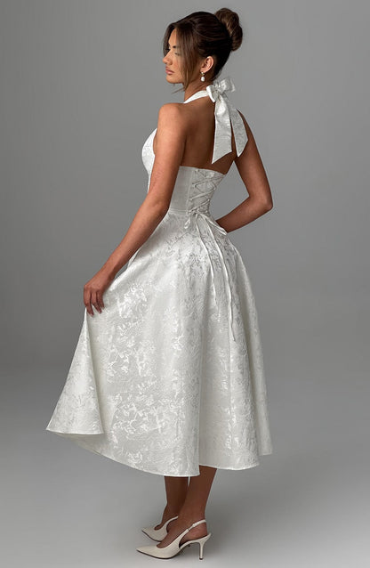 Robe midi blanche de trois quarts dos, nœud à la nuque