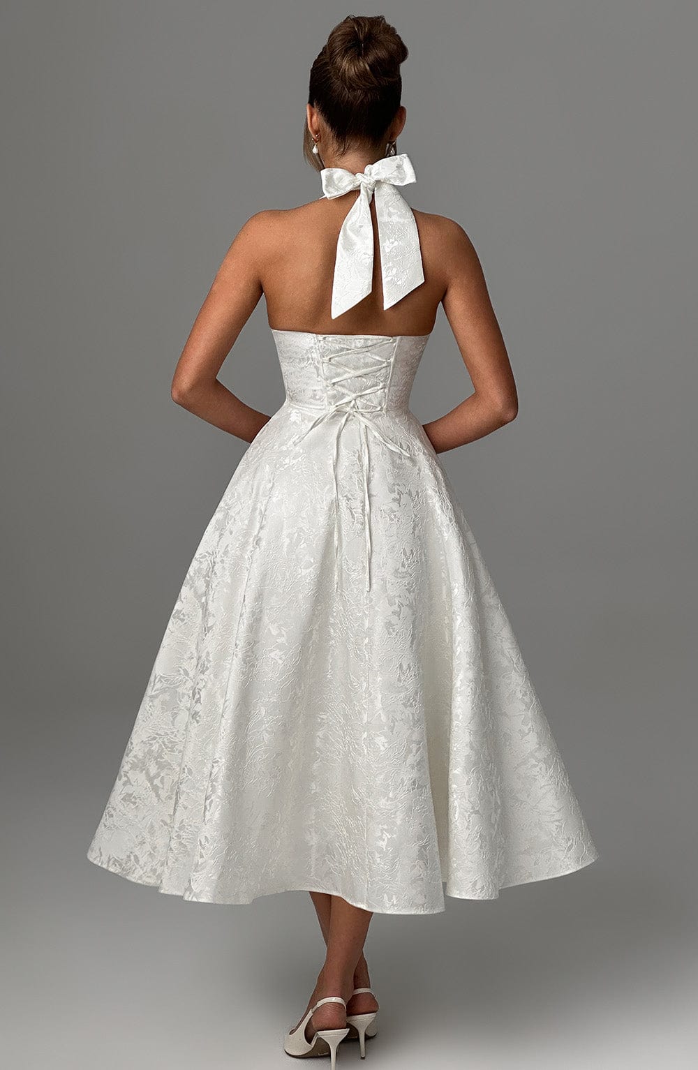 Robe midi blanche de dos, laçage croisé et ruban noué