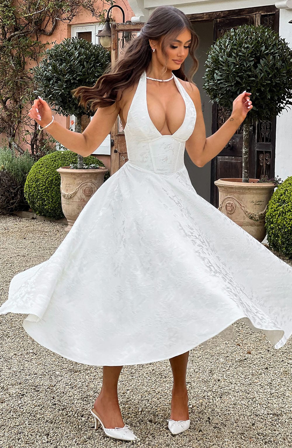 Robe midi dos nu blanche en mouvement, jupe ample