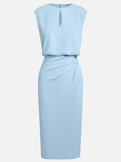 Robe midi drapée bleu ciel posée à plat, vue de face