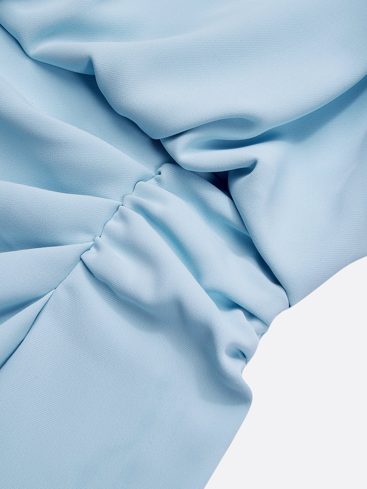 Détail du drapé froncé sur la hanche, tissu bleu ciel