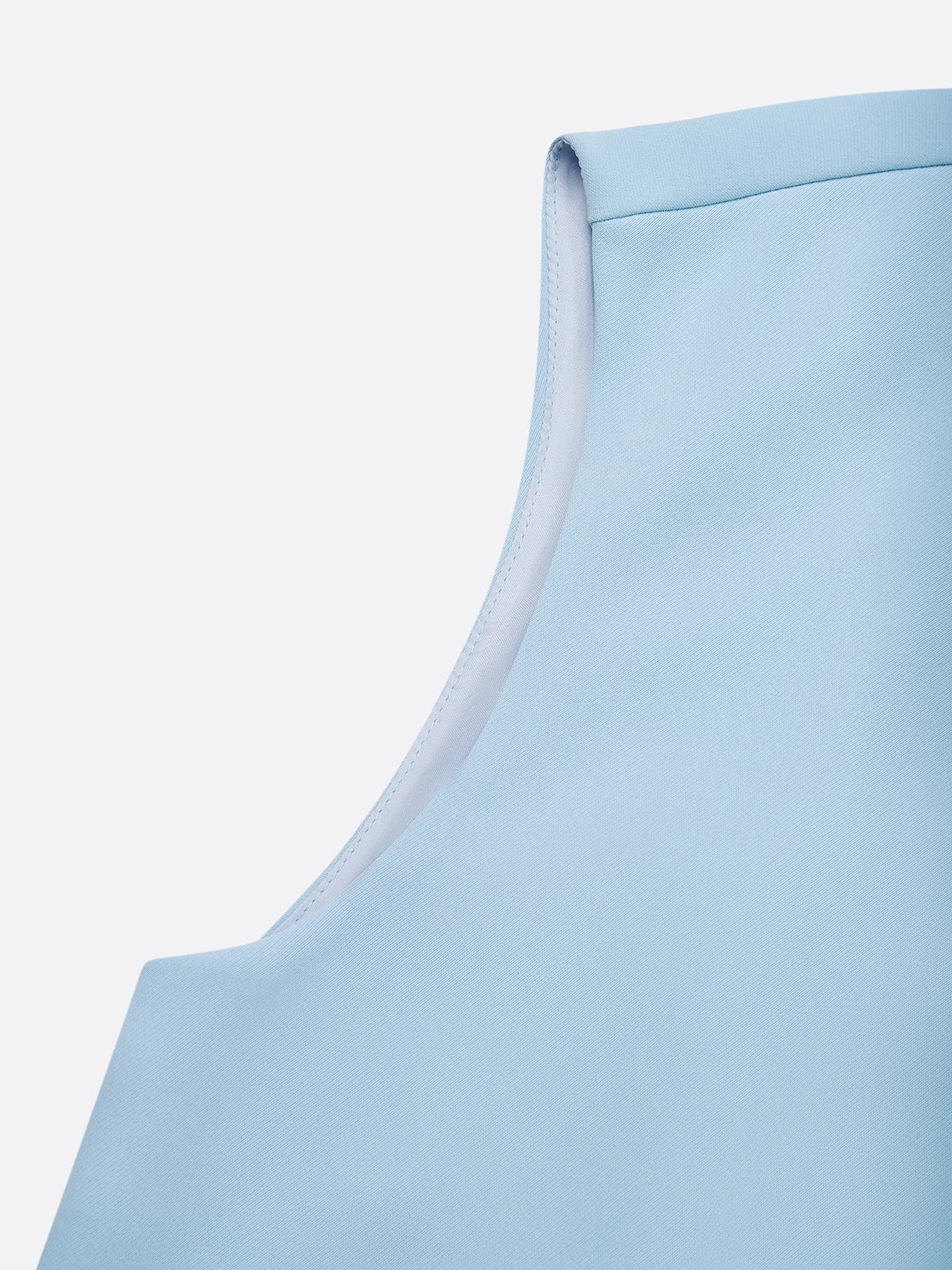 Détail de l’emmanchure et de la finition intérieure, bleu ciel