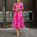Robe midi femme à fleurs rose, manches bouffantes, portée en pied dans la rue