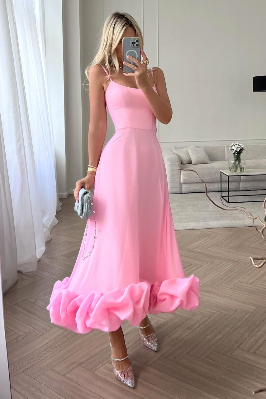 Robe rose à fines bretelles et ourlet volanté, portée de face