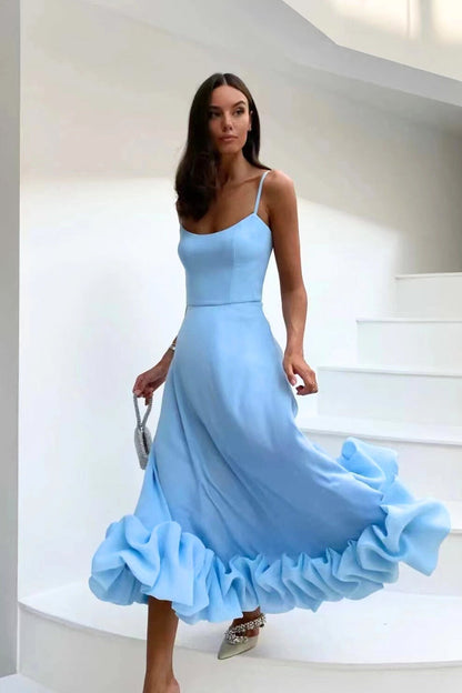 Robe longue à fines bretelles et volant froncé