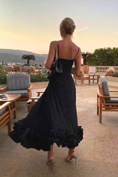 Robe noire à ourlet volanté, vue de dos au coucher du soleil