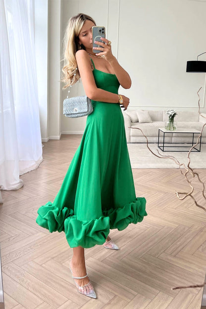 Robe verte à fines bretelles et ourlet volanté, vue de profil