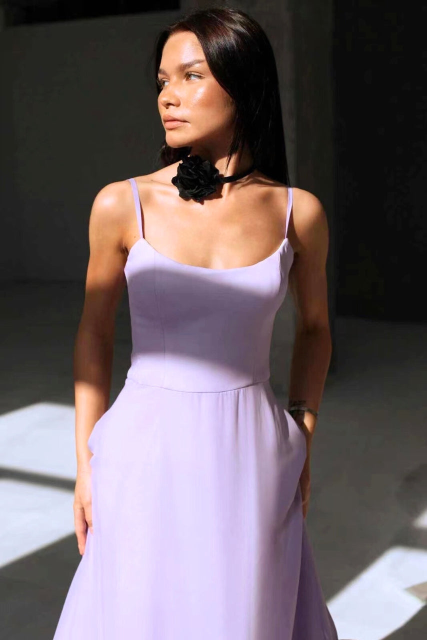Robe lilas à fines bretelles, détail du corsage ajusté