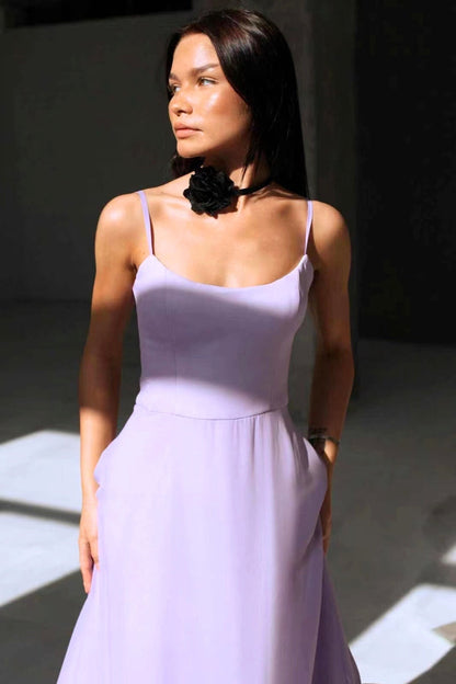 Robe lilas à fines bretelles, détail du corsage ajusté