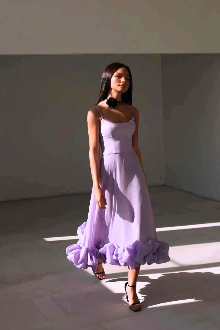 Robe lilas à ourlet volanté portée en marchant