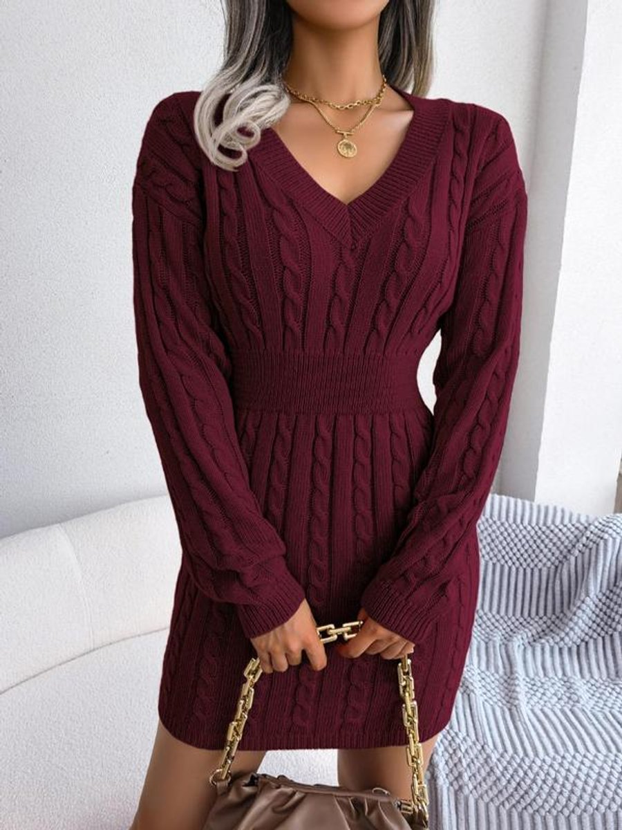 Robe torsadée col V, coloris bordeaux, porté en tenue