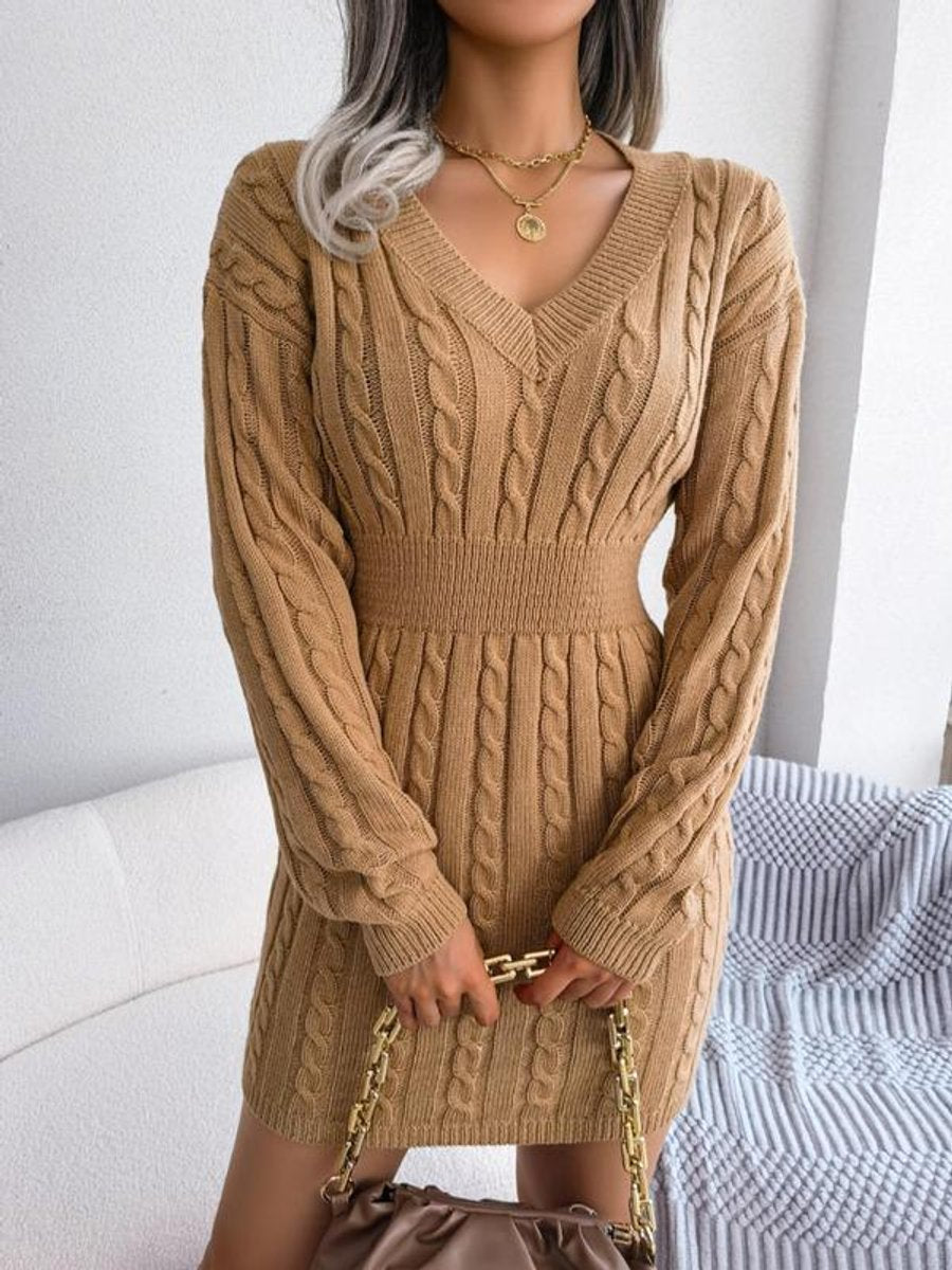 Robe torsadée col V, coloris camel, porté en tenue