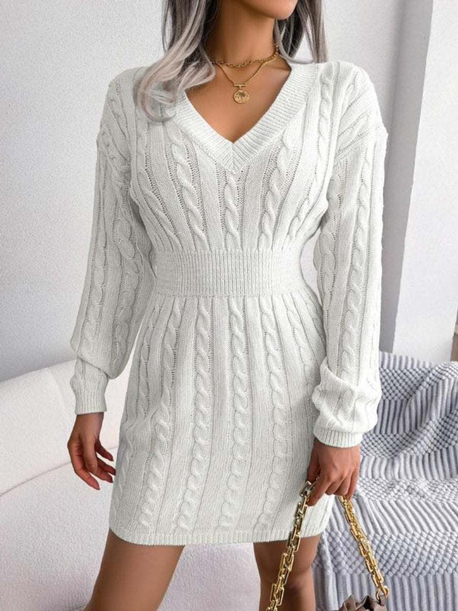 Robe torsadée col V, coloris crème, porté en tenue