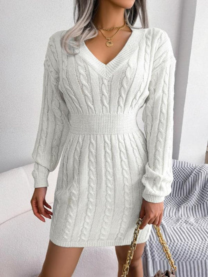 Robe torsadée col V, coloris crème, porté en tenue