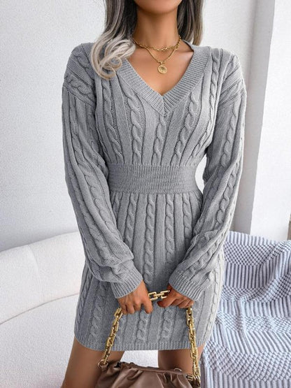 Robe torsadée col V, coloris gris, porté en tenue