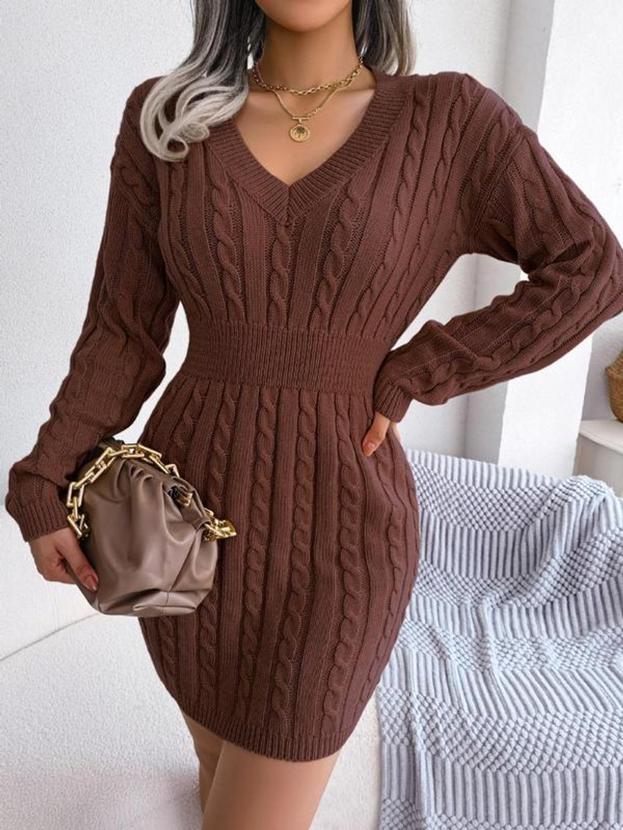 Robe torsadée col V, coloris marron, porté en tenue