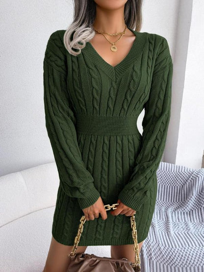 Robe torsadée col V, coloris vert forêt, porté en tenue