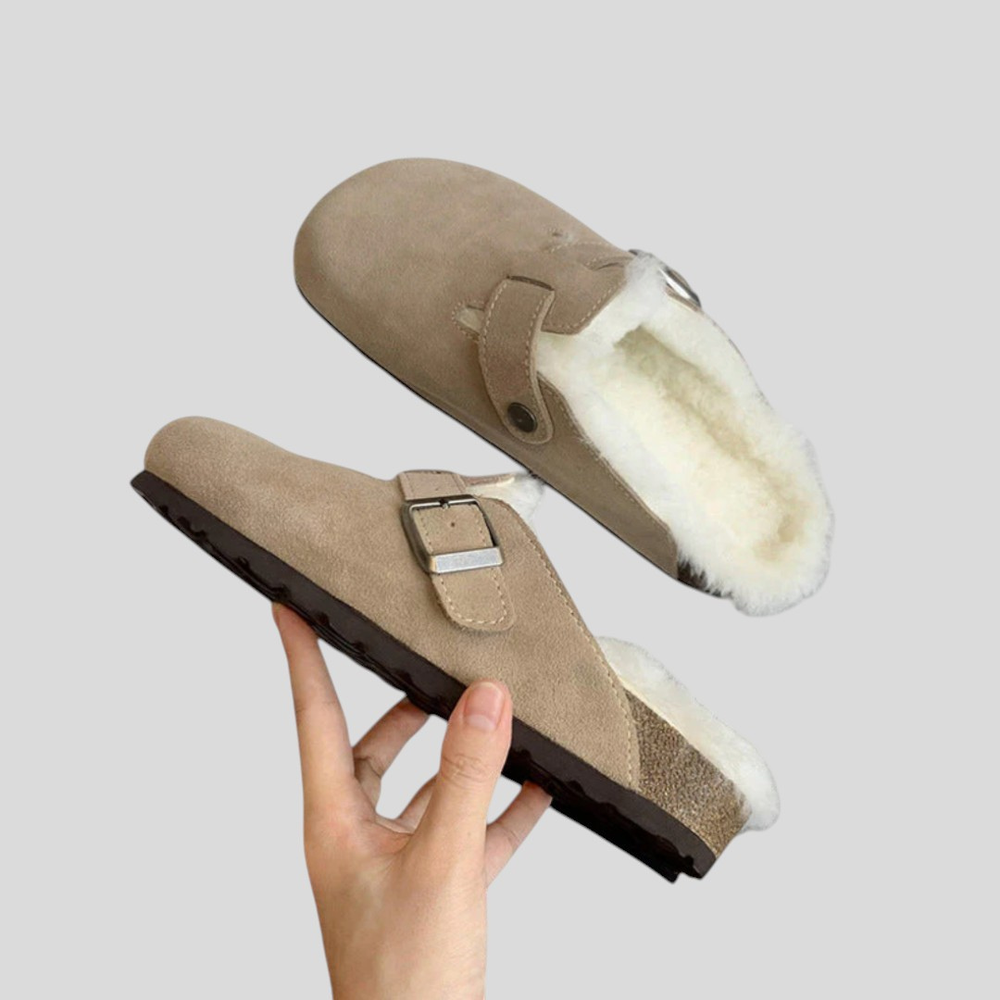 Sabot doublé en peluche, coloris beige, en vue rapprochée