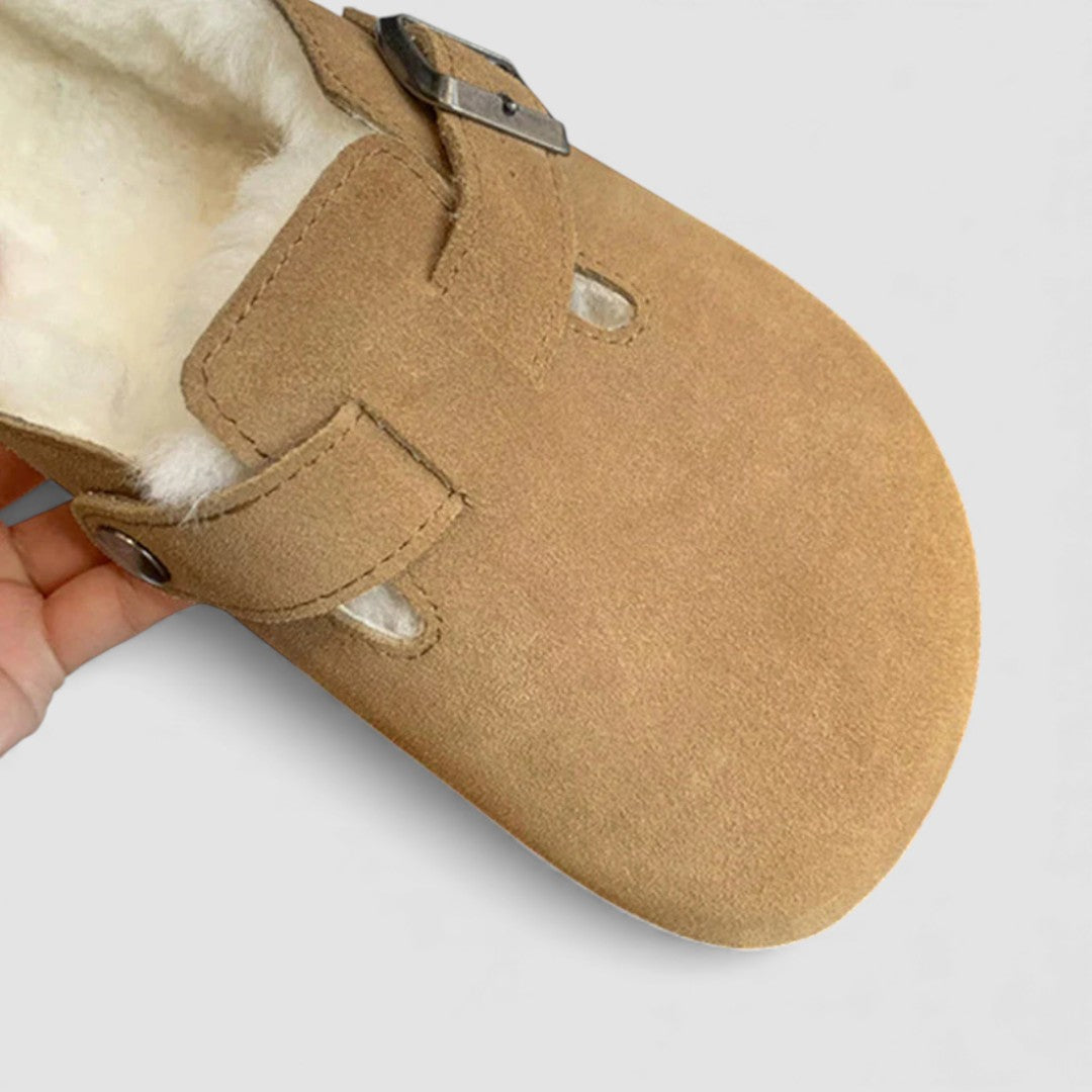 Sabot doublé en peluche, en vue rapprochée