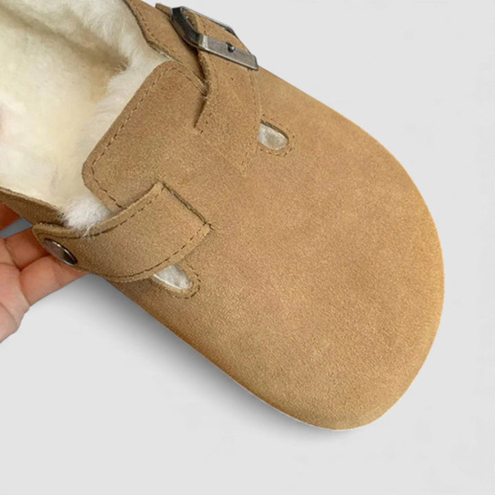 Sabot doublé en peluche, en vue rapprochée