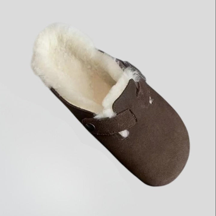 Sabot doublé en peluche, coloris marron foncé, vu de profil