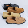 Mocassins sans lacets présentés en quatre coloris : noir, camel, beige et fauve
