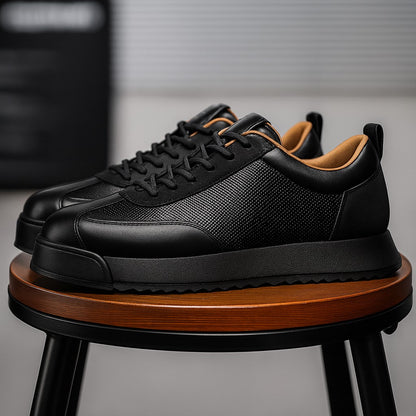 Paire de sneakers en cuir noir sur un tabouret en bois, doublure fauve visible